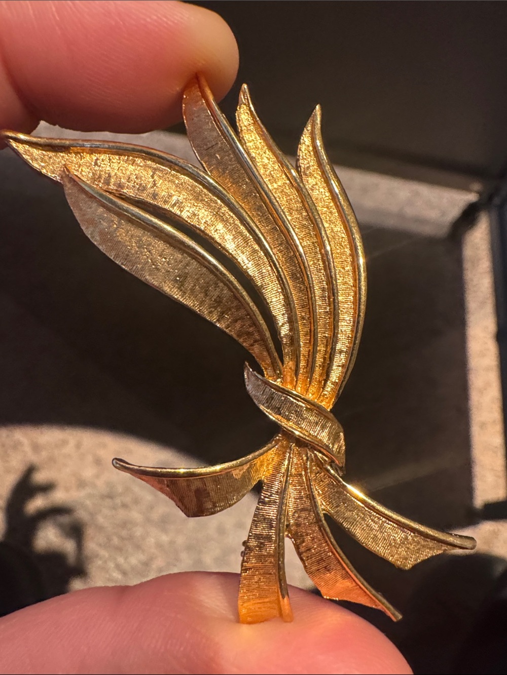 Napier 0598 Signed Gold-tone Leaf Ribbon Brooch - Gold
